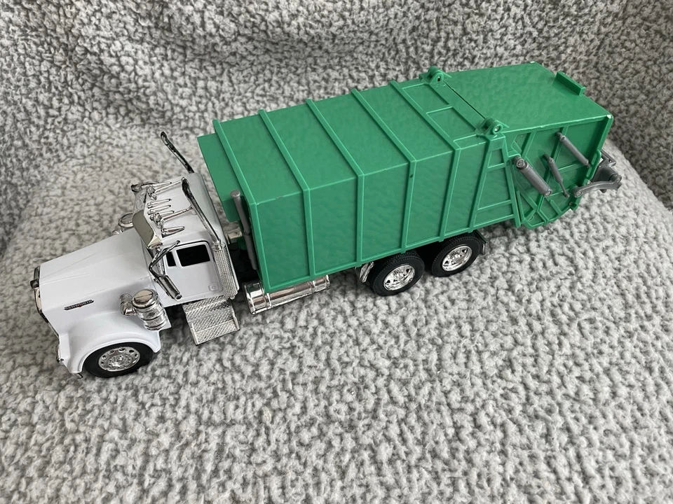1/32 New Ray Kenworth W900  White & Green Garbage Truck Collectible Toy - Image 1 of 4