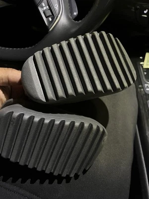Adidas Yeezy Slide infantil preto 5K com caixa | Sandálias infantis 100% autênticas - Imagem 1 de 4