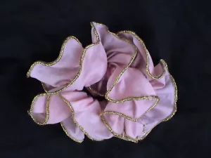 SCRUNCHIE BLUSH CON BORDO DORATO - CARINO! UNICO! NUOVO! - Foto 1 di 1