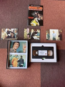 Bruce Lee The Man AND THE LEGEND VHS 25TH Anniversary. Plakatbuch Postkarten - Bild 1 von 7
