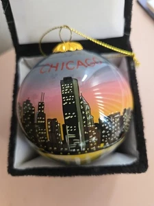 CHICAGO DOWNTOWN SKYLINE NATALE ๐ ORNAMENTO ROTONDO DIPINTO A MANO - Foto 1 di 3