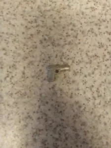 PISTOLA DE MANO DESCONOCIDA MUY PEQUEÑA A ESCALA 2CM X 1.5CM TRAJE DE MANO ABIERTA A TEAM - Imagen 1 de 1