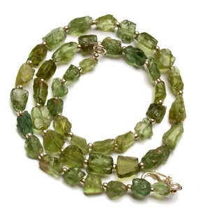 Collar de 17,5" con gemas de apatita verde natural tamaño de 7 a 11 mm cuentas en forma de pepita cruda - Imagen 1 de 5