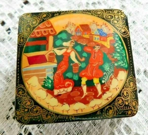 DETAILLIERTE / SIGNIERTE VINTAGE RUSSISCHE LACK SCHMUCKSCHATULLE MIT KLAPPDECKEL - Bild 1 von 8