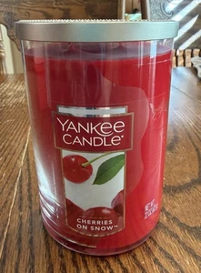 NEU! Yankee Candle "Cherries on Snow" Duftkerze, 22oz großes Glas 2-Docht Kerze - Bild 1 von 4