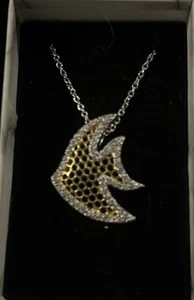 Collar colgante de peces de varios agujeros enchapados en rodio circonita cúbica transparente con cadena en tono plateado - Imagen 1 de 4