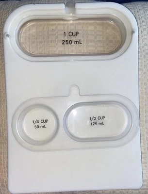 Pampered Chef Cutting Board #1028  with 2 Removable Measuring Cups.  - Image 1 of 4