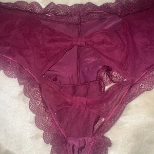 Neu mit Etikett Victoria's Secret freches Höschen Netzschleifen Ausschnitt hinten offen Spitzenbesatz burgunderrot - Bild 1 von 17