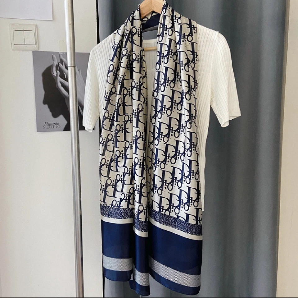 HERTFORD GENERAL STORES Bufanda Grande Suave - Patrón Monograma Geométrico Azul Marino y Blanco (180×90cm)