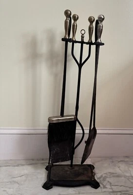 Juego de herramientas de chimenea de metal negro con mango negro de latón vintage 5 piezas + Sta Foto 1 de 4