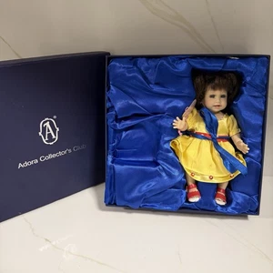 Nicht mehr produziert 2006 Adora Collectors Club Puppe 8" mit blauer Schachtel gelbes Kleid Vinyl - Bild 1 von 24