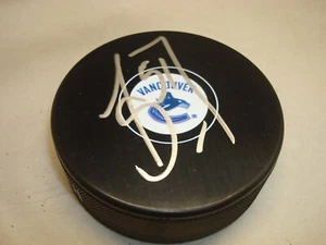 Disco de hockey firmado por Troy Stecher Vancouver Canucks autografiado 1B - Imagen 1 de 2