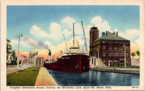 Michigan Postkarte Frachter abwärts MacArthur Schleuse Sault Ste Marie MI Boot - Bild 1 von 2