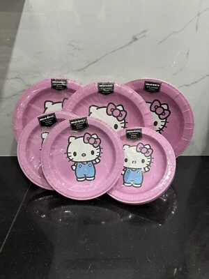 Hello Kitty粉色纸盘甜点和晚餐 — 第 1/2 张图片
