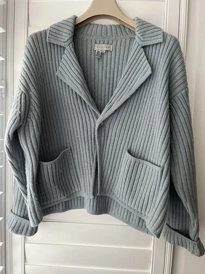 Chaqueta corta de punto acanalado de lana azul pastel. Rompecabezas, talla 1 Foto 1 de 4