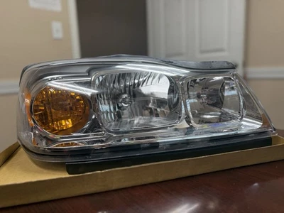 2006-2007 Saturn Vue Right Hand Headlamp Assembly (NEW) - Image 1 of 3