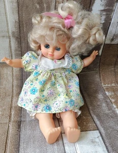 Bambola Apertura Occhi Chiusura Panno e Vinile City Toy 1993 Vintage Bionda Riccia - Foto 1 di 9