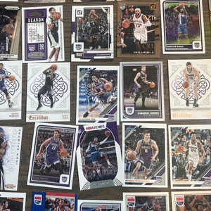 Enorme lotto di 50 carte NBA SACRAMENTO KINGS! De'aaron Fox, Domantas Sabonis e altro! - Foto 1 di 7