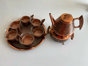 Vintage Teeservice - Tablett mit 6 Teegläser, Kanne, Stövchen - aus Messing  - Bild 1 von 10
