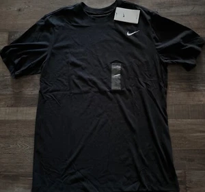 Neu mit Etikett Herren Nike L schwarz/weiß SWOOSH LOGO Dri-Fit Baumwollshirt Large - Bild 1 von 2