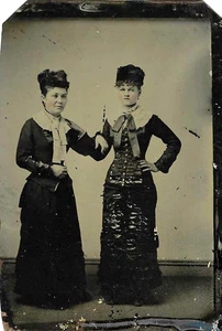 1 TINTYPE PHOTO OF 2 VICTORIAN WOMAN DRESSED VERY ELEGANTLY HOLDING ARMS - Foto 1 di 4