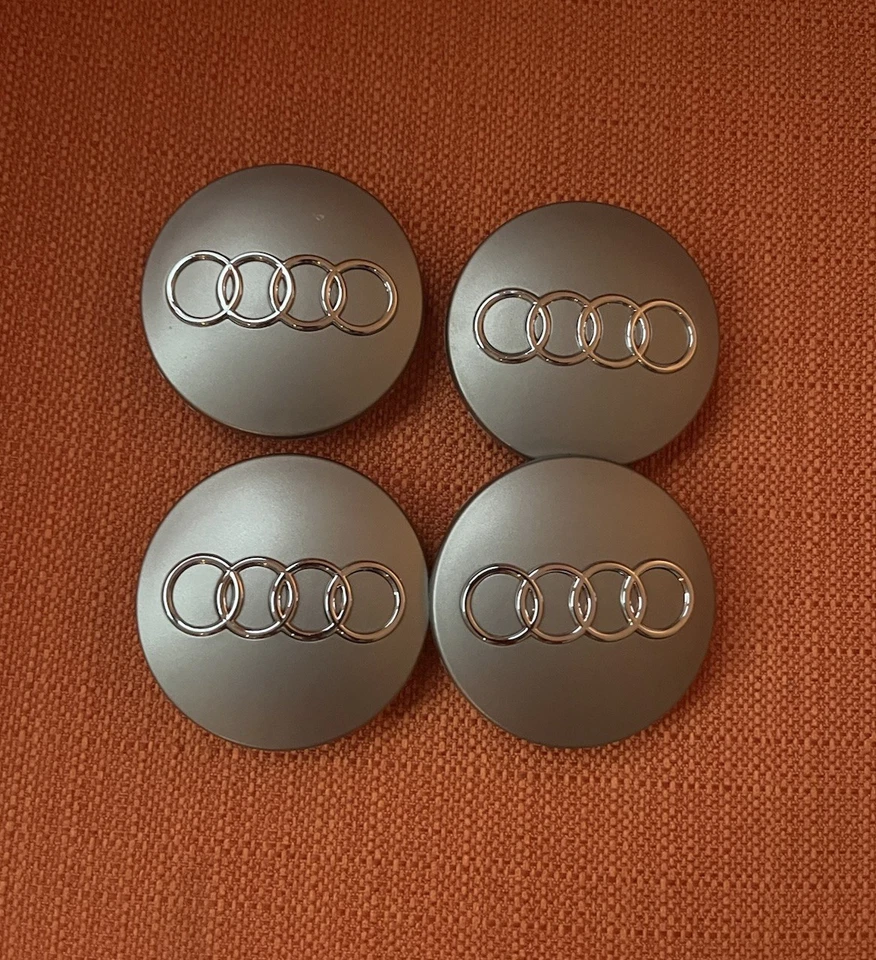Комплект (4 шт.) сменных серых хромированных центральных колпаков ступицы обода колеса Audi 68 мм 4B0601170A - Изображение 1 из 4