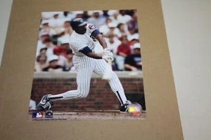 CHICAGO CUBS ANDRE DAWSON UNSIGNED 8X10 PHOTO POSE 5 - Picture 1 of 1