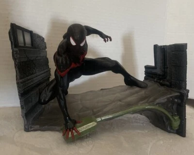 FIGURA DIORAMA PVC SPIDER-MAN: MILES MORALES MARVEL GALLERY - MARVEL COMICS Foto 1 de 4