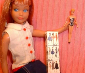 TRAJE DE BAÑO MINIATURA VINTAGE REPRO COLA DE CABALLO BARBIE Y CAJA PARA FRANCIE SKIPPER TUTTI - Imagen 1 de 2