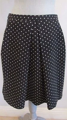 NUEVO CON ETIQUETAS FALDA ANNE KLEIN 4,8 y 10 negra con lunares blancos por encima de la rodilla precio de venta sugerido por el fabricante 89,00 USD Foto 1 de 4