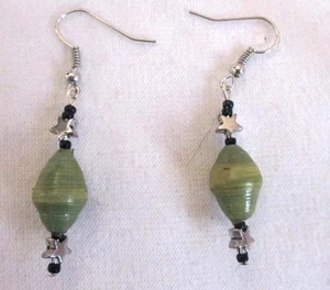 Pendientes colgantes de 2" verde salvia cuentas de papel reciclado estrellas negras alambre de plata - Imagen 1 de 1