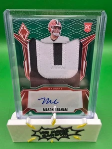 2025 Panini Phoenix Mason Graham Rookie Patch Auto Verde /25 - Foto 1 di 2