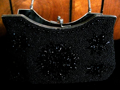 Hermoso bolso de noche vintage negro con cuentas con asa plateada Foto 1 de 4