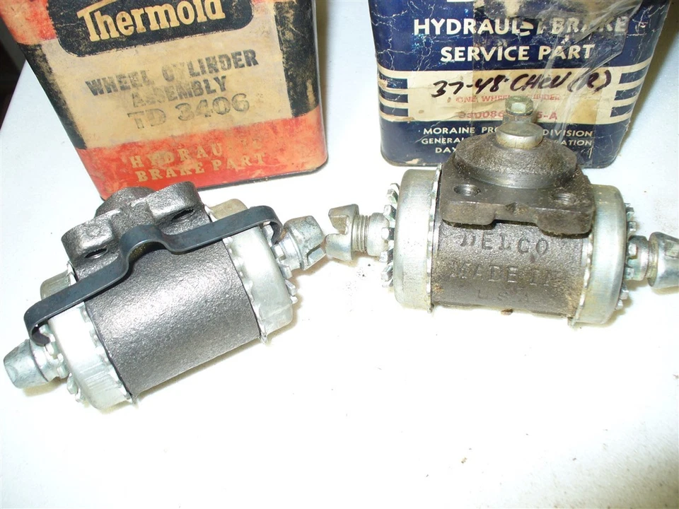 Par de cilindros de roda de freio traseiro Chevrolet 1938–48 - Imagem 1 de 3