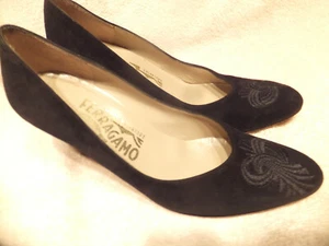 Salvatore Ferragamo schwarz Wildleder 3" Absatz bestickte Zehe Gr. 6AAA Italien - Bild 1 von 10