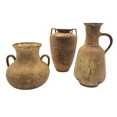 Juego de 3 jarrones decorativos rústicos primitivos vintage de metal patinado Foto 1 de 4
