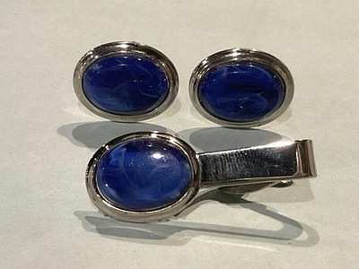 Abotoaduras e clipe de gravata vintage Silvertone com um centro azul Lucite - Pat. Pingente - Imagem 1 de 4