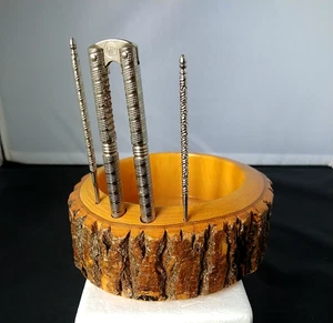 Vintage Baumrinde Holz HOLZ NUSS SCHALE Schale mit FULL SET Cracker und 2 Plektren 6" - Bild 1 von 8