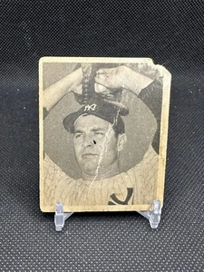 1948 Bowman Joe Page RC #29 Rookie faltete und fehlende Ecke GR - Bild 1 von 2