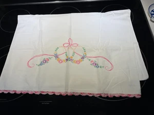 Single Vtg Floral & Ribbon Embroidered Std Pillowcase Crochet Trim Edge - Picture 1 of 9