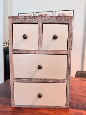 Mini gabinete de almacenamiento de madera rústico con cajones crema estilo granja/casa rural Foto 1 de 4