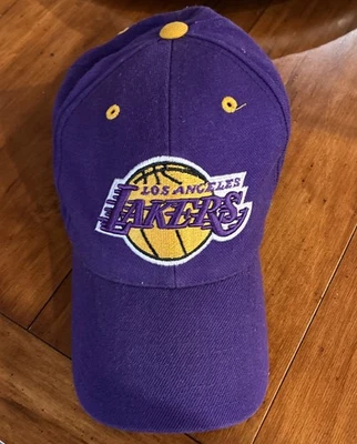 Gorra de los Lakers de Los Ángeles de la década de 1990 con logotipo de marca atlética - Oficial NBA de colección Foto 1 de 2