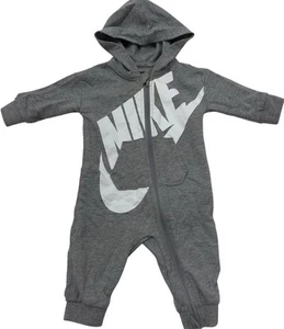 NIKE Tuta con cappuccio grigia gioco bambino tutto il giorno taglia 6 mesi - Foto 1 di 7