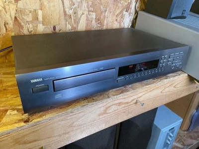  Reproductor de CD de sonido natural Yamaha CDX-640 con control remoto  Foto 1 de 4