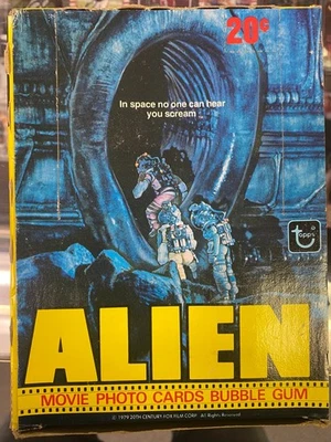Caja de 36 tarjetas fotográficas de película Topps Alien 1979 paquetes de cera sellados Sigourney Weaver Foto 1 de 2