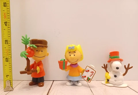2018 Peanuts Holiday Christmas Charlie Brown Sally Snoopy Figure Lot Cover