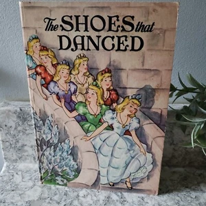 The SHOES That DANCED by the Brothers Grimm, Copyright 1946 Hardback Book - Foto 1 di 14