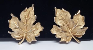 Pendientes Corona TRIFARI Firmados Tono Dorado Hoja Arce De Colección Otoño Follaje Clips 1-1/4" - Imagen 1 de 17