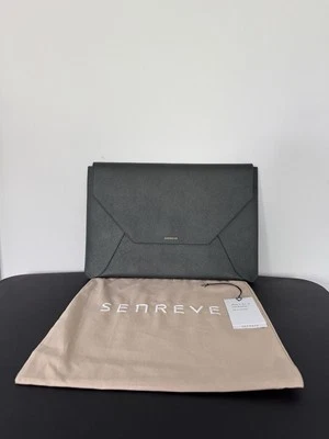 ¡NUEVO! $245 Senreve Sobre 13" Funda para Laptop Cuero Bolso sin asas Guijarro/Bosque/Dorado Foto 1 de 4