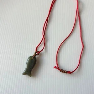 Grüne natürliche Jade Fisch Anhänger Halskette mit roter Kordel östliche Handarbeit - Bild 1 von 5